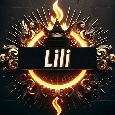 Panel artístico circular con una llama dorada y una corona negra en el centro, rodeado de ornamentos espirales dorados entrelazados que emanan una luz cálida sobre un fondo de muro de piedra oscura. El nombre Lili está escrito en blanco destacado dentro de un rectángulo negro horizontal que cruza la mitad del diseño circular.