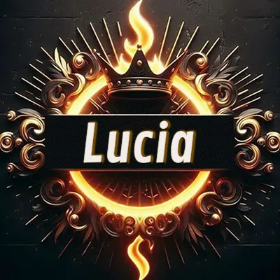 Panel artístico circular con una llama dorada y una corona negra en el centro, rodeado de ornamentos espirales dorados entrelazados que emanan una luz cálida sobre un fondo de muro de piedra oscura. El nombre Lucia está escrito en blanco destacado dentro de un rectángulo negro horizontal que cruza la mitad del diseño circular.
