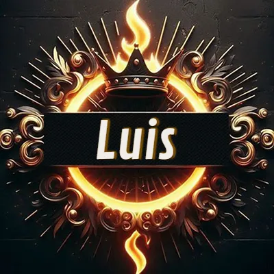 Panel artístico circular con una llama dorada y una corona negra en el centro, rodeado de ornamentos espirales dorados entrelazados que emanan una luz cálida sobre un fondo de muro de piedra oscura. El nombre Luis está escrito en blanco destacado dentro de un rectángulo negro horizontal que cruza la mitad del diseño circular.