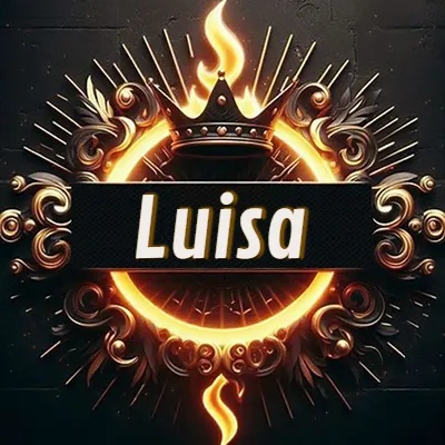 Panel artístico circular con una llama dorada y una corona negra en el centro, rodeado de ornamentos espirales dorados entrelazados que emanan una luz cálida sobre un fondo de muro de piedra oscura. El nombre Luisa está escrito en blanco destacado dentro de un rectángulo negro horizontal que cruza la mitad del diseño circular.