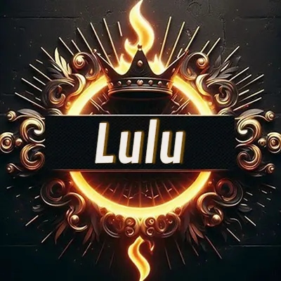 Diseño circular real con adornos dorados, llama de fuego detrás de una corona negra pequeña y nombre en blanco. - Lulu Diseño circular real con adornos dorados, llama de fuego detrás de una corona negra pequeña y nombre en blanco. - Lulu