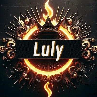 Diseño circular real con adornos dorados, llama de fuego detrás de una corona negra pequeña y nombre en blanco. - Luly