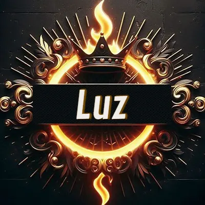 Panel artístico circular con una llama dorada y una corona negra en el centro, rodeado de ornamentos espirales dorados entrelazados que emanan una luz cálida sobre un fondo de muro de piedra oscura. El nombre Luz está escrito en blanco destacado dentro de un rectángulo negro horizontal que cruza la mitad del diseño circular.