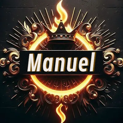 Panel artístico circular con una llama dorada y una corona negra en el centro, rodeado de ornamentos espirales dorados entrelazados que emanan una luz cálida sobre un fondo de muro de piedra oscura. El nombre Manuel está escrito en blanco destacado dentro de un rectángulo negro horizontal que cruza la mitad del diseño circular.