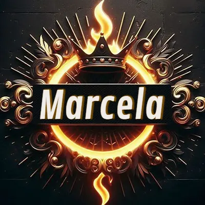 Diseño circular real con adornos dorados, llama de fuego detrás de una corona negra pequeña y nombre en blanco. - Marcela