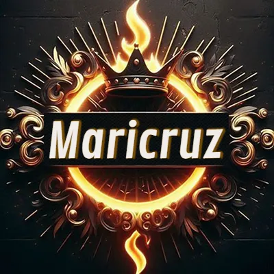 Diseño circular real con adornos dorados, llama de fuego detrás de una corona negra pequeña y nombre en blanco. - Maricruz