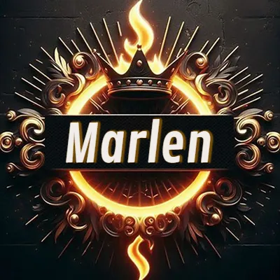 Panel artístico circular con una llama dorada y una corona negra en el centro, rodeado de ornamentos espirales dorados entrelazados que emanan una luz cálida sobre un fondo de muro de piedra oscura. El nombre Marlen está escrito en blanco destacado dentro de un rectángulo negro horizontal que cruza la mitad del diseño circular.