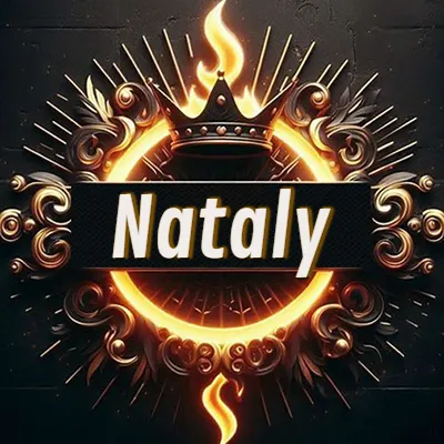 Diseño circular real con adornos dorados, llama de fuego detrás de una corona negra pequeña y nombre en blanco. - Nataly