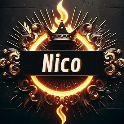 Panel artístico circular con una llama dorada y una corona negra en el centro, rodeado de ornamentos espirales dorados entrelazados que emanan una luz cálida sobre un fondo de muro de piedra oscura. El nombre Nico está escrito en blanco destacado dentro de un rectángulo negro horizontal que cruza la mitad del diseño circular.