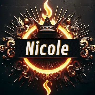 Diseño circular real con adornos dorados, llama de fuego detrás de una corona negra pequeña y nombre en blanco. - Nicole