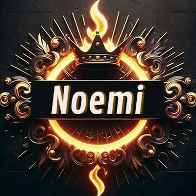 Diseño circular real con adornos dorados, llama de fuego detrás de una corona negra pequeña y nombre en blanco. - Noemi