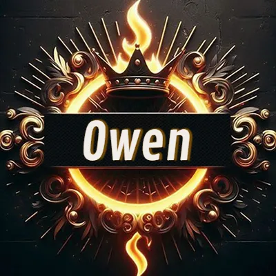 Diseño circular real con adornos dorados, llama de fuego detrás de una corona negra pequeña y nombre en blanco. - Owen