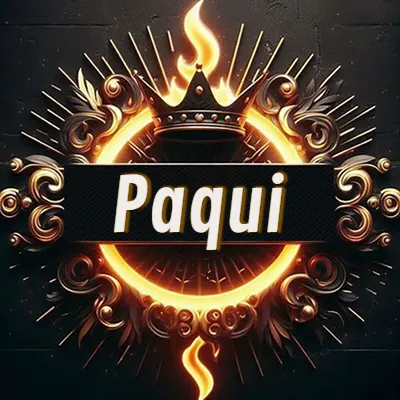 Panel artístico circular con una llama dorada y una corona negra en el centro, rodeado de ornamentos espirales dorados entrelazados que emanan una luz cálida sobre un fondo de muro de piedra oscura. El nombre Paqui está escrito en blanco destacado dentro de un rectángulo negro horizontal que cruza la mitad del diseño circular.