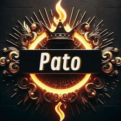 Diseño circular real con adornos dorados, llama de fuego detrás de una corona negra pequeña y nombre en blanco. - Pato