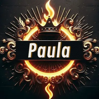 Diseño circular real con adornos dorados, llama de fuego detrás de una corona negra pequeña y nombre en blanco. - Paula