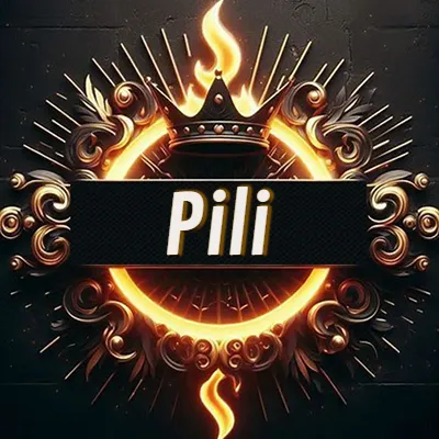 Diseño circular real con adornos dorados, llama de fuego detrás de una corona negra pequeña y nombre en blanco. - Pili