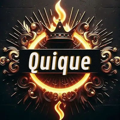 Diseño circular real con adornos dorados, llama de fuego detrás de una corona negra pequeña y nombre en blanco. - Quique