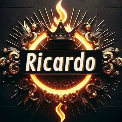 Diseño circular real con adornos dorados, llama de fuego detrás de una corona negra pequeña y nombre en blanco. - Ricardo