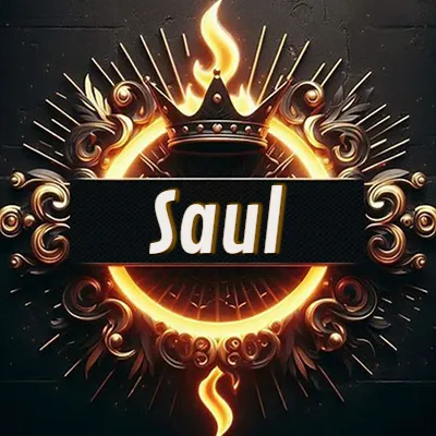 Panel artístico circular con una llama dorada y una corona negra en el centro, rodeado de ornamentos espirales dorados entrelazados que emanan una luz cálida sobre un fondo de muro de piedra oscura. El nombre Saul está escrito en blanco destacado dentro de un rectángulo negro horizontal que cruza la mitad del diseño circular.