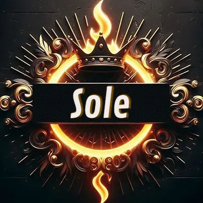 Panel artístico circular con una llama dorada y una corona negra en el centro, rodeado de ornamentos espirales dorados entrelazados que emanan una luz cálida sobre un fondo de muro de piedra oscura. El nombre Sole está escrito en blanco destacado dentro de un rectángulo negro horizontal que cruza la mitad del diseño circular.
