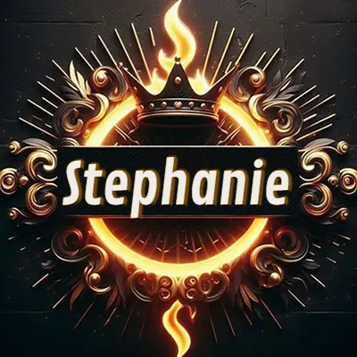 Diseño circular real con adornos dorados, llama de fuego detrás de una corona negra pequeña y nombre en blanco. - Stephanie