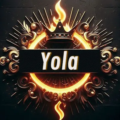 Panel artístico circular con una llama dorada y una corona negra en el centro, rodeado de ornamentos espirales dorados entrelazados que emanan una luz cálida sobre un fondo de muro de piedra oscura. El nombre Yola está escrito en blanco destacado dentro de un rectángulo negro horizontal que cruza la mitad del diseño circular.