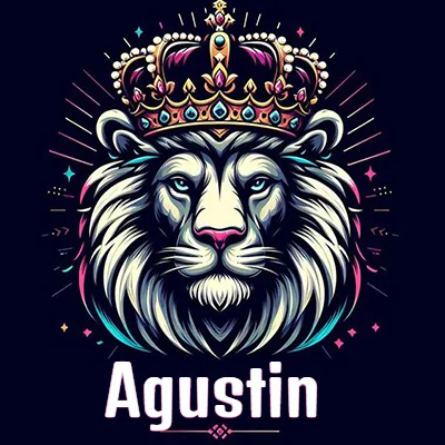 Rostro de león blanco y azul con expresiones serenas y seguras, llevando una corona real engastada con gemas púrpuras y perlas, con un fondo de líneas de luz coloridas que asemejan estrellas. El nombre Agustin está escrito en una tipografía vertical simple debajo de la barbilla del león en el centro de la imagen.