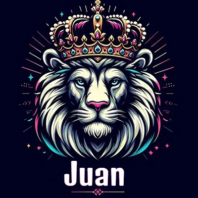Rostro de león blanco y azul con expresiones serenas y seguras, llevando una corona real engastada con gemas púrpuras y perlas, con un fondo de líneas de luz coloridas que asemejan estrellas. El nombre Juan está escrito en una tipografía vertical simple debajo de la barbilla del león en el centro de la imagen.