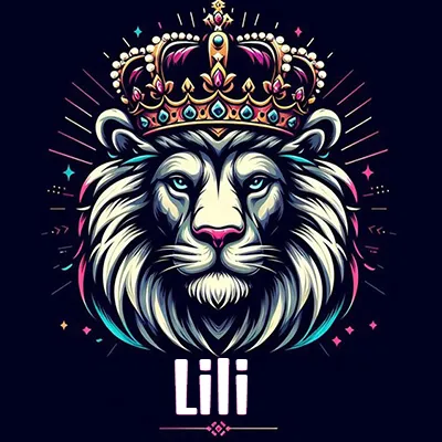 Rostro de león blanco y azul con expresiones serenas y seguras, llevando una corona real engastada con gemas púrpuras y perlas, con un fondo de líneas de luz coloridas que asemejan estrellas. El nombre Lili está escrito en una tipografía vertical simple debajo de la barbilla del león en el centro de la imagen.