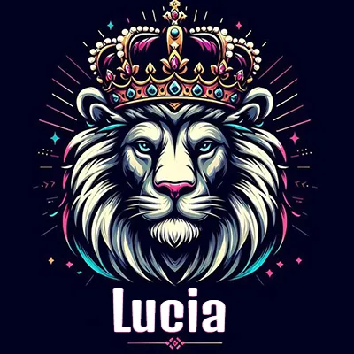 Rostro de león blanco y azul con expresiones serenas y seguras, llevando una corona real engastada con gemas púrpuras y perlas, con un fondo de líneas de luz coloridas que asemejan estrellas. El nombre Lucia está escrito en una tipografía vertical simple debajo de la barbilla del león en el centro de la imagen.