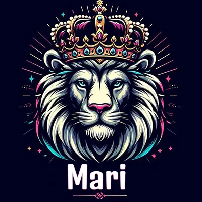 Rostro de león blanco y azul con expresiones serenas y seguras, llevando una corona real engastada con gemas púrpuras y perlas, con un fondo de líneas de luz coloridas que asemejan estrellas. El nombre Mari está escrito en una tipografía vertical simple debajo de la barbilla del león en el centro de la imagen.