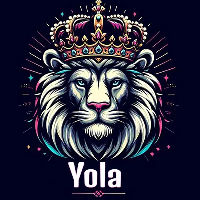 Rostro de león blanco y azul con expresiones serenas y seguras, llevando una corona real engastada con gemas púrpuras y perlas, con un fondo de líneas de luz coloridas que asemejan estrellas. El nombre Yola está escrito en una tipografía vertical simple debajo de la barbilla del león en el centro de la imagen.