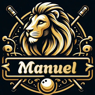 Logotipo clásico de un león dorado de perfil, dentro de un marco circular que incluye plumas o instrumentos de escritura cruzados en el fondo, con un estilo lujoso que combina negro y dorado. El nombre Manuel está escrito en tipografía dorada suave dentro de un marco rectangular que cruza el diseño circular desde abajo.
