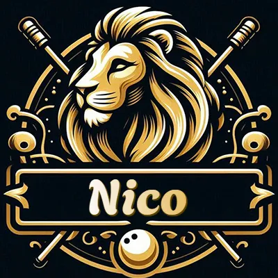 Logotipo clásico de un león dorado de perfil, dentro de un marco circular que incluye plumas o instrumentos de escritura cruzados en el fondo, con un estilo lujoso que combina negro y dorado. El nombre Nico está escrito en tipografía dorada suave dentro de un marco rectangular que cruza el diseño circular desde abajo.