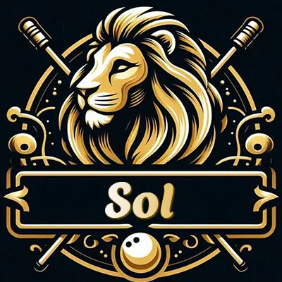 Logotipo clásico de un león dorado de perfil, dentro de un marco circular que incluye plumas o instrumentos de escritura cruzados en el fondo, con un estilo lujoso que combina negro y dorado. El nombre Sol está escrito en tipografía dorada suave dentro de un marco rectangular que cruza el diseño circular desde abajo.