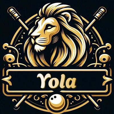 Logotipo clásico de un león dorado de perfil, dentro de un marco circular que incluye plumas o instrumentos de escritura cruzados en el fondo, con un estilo lujoso que combina negro y dorado. El nombre Yola está escrito en tipografía dorada suave dentro de un marco rectangular que cruza el diseño circular desde abajo.