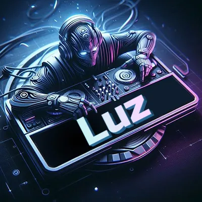 Personaje DJ robot con diseño futurista, usando auriculares y parado frente a una consola de música avanzada que emite luz azul neón y cables conectados. El nombre Luz está escrito en 3D destacado sobre la consola de música en la parte frontal de la imagen.